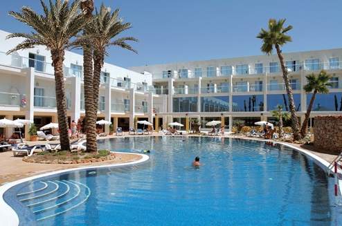 LiggingDit luxueuze hotel bevindt zich aan het strand van Retamar