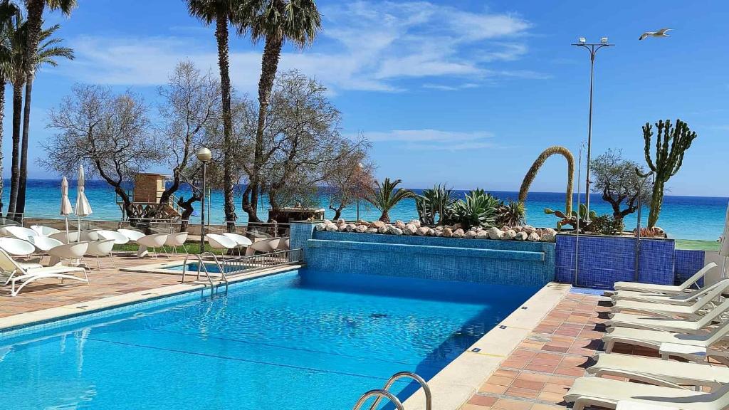 LiggingBLUESEA Anba Romani is een 4-sterrenhotel gelegen aan het strand van Cala Millor