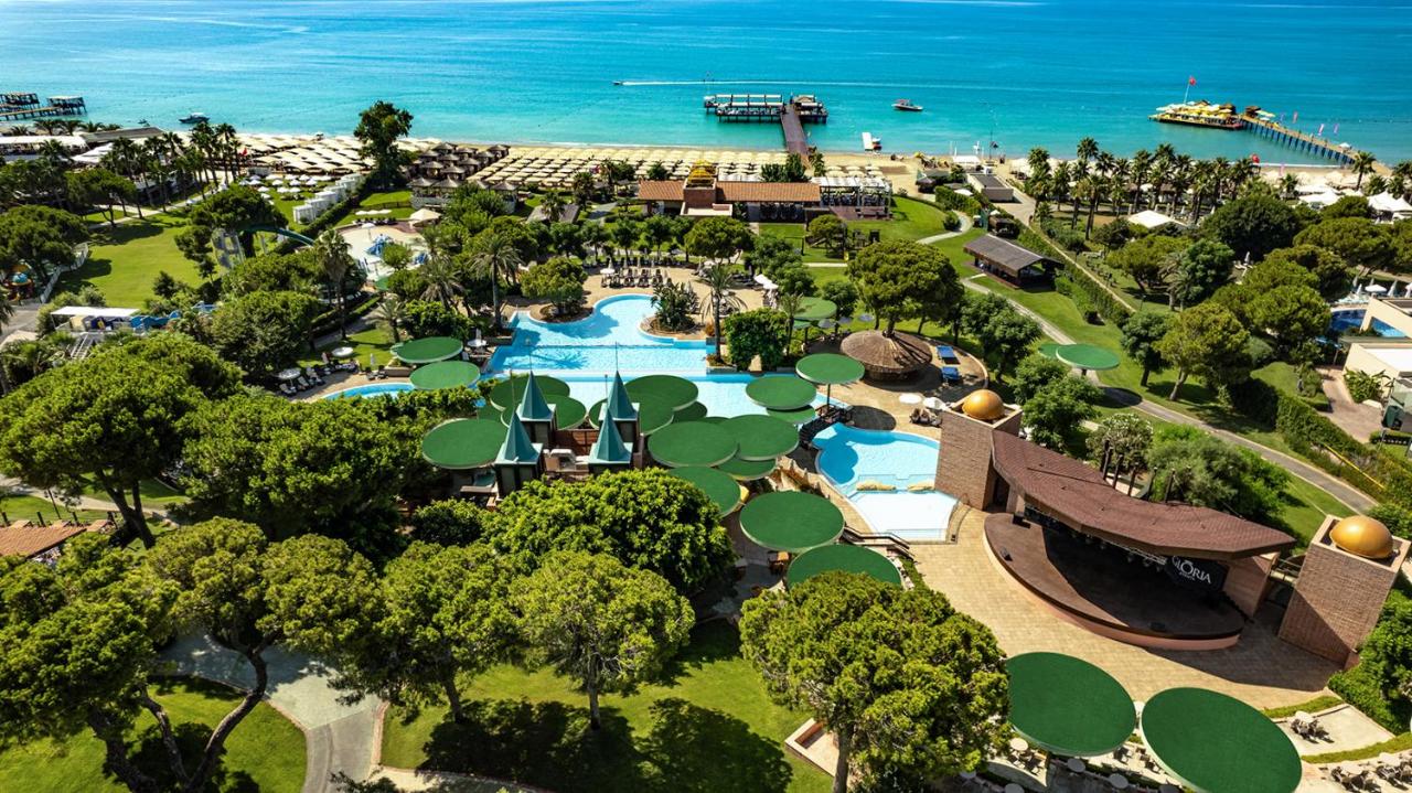 LiggingHet hotel ligt direct aan het strand en de hoofdstraat van Belek ligt op ca. 500 meter. De luchthaven van Antalya ligt op zo'n 30 minuten rijden.  HotelfaciliteitenGeniet van de zoetwaterzwembaden & het spa-centrum. Ook is er een fitnessruimte en tennisbaan aanwezig. Ook kunt u gebruik maken van een bowlingbaan en bioscoop. Ook biedt dit hotel uitgebreide faciliteiten die speciaal zijn ontworpen voor kinderen en jonge gasten