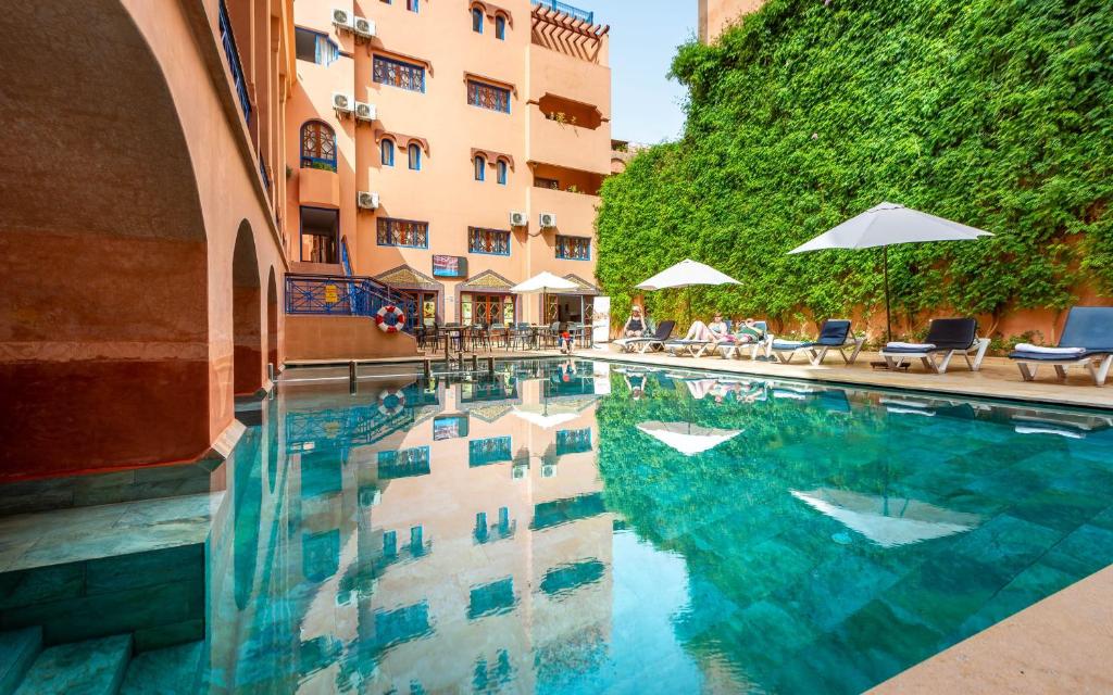 LiggingHotel Oudaya bevindt zich op ongeveer 350 meter van Avenue Mohammed VI en op 15 minuten lopen van de Majorelle-tuinen. Het hotel ligt op een gunstige locatie in de wijk Gueliz