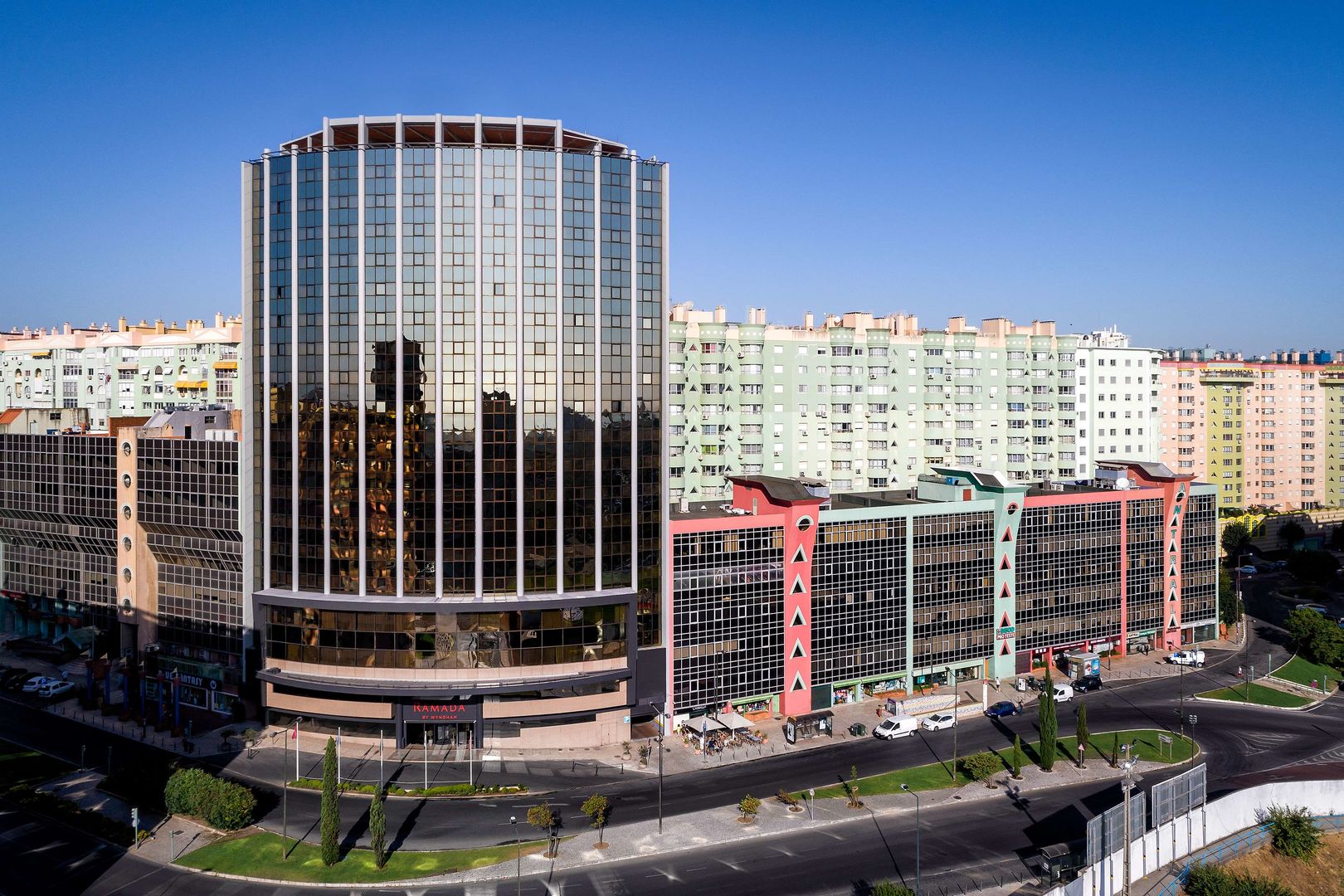 LiggingRamada by Wyndham Lisbon ligt op een heuvel aan de rand van Lissabon