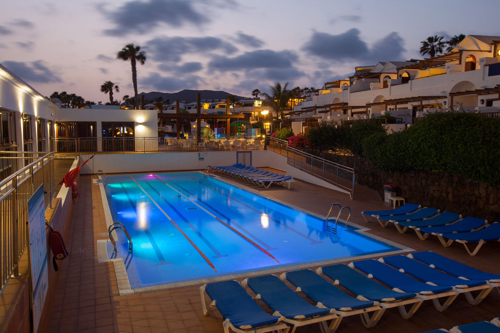 LiggingGrupotel Flamingo Beach ligt in de populaire badplaats Playa Blanca