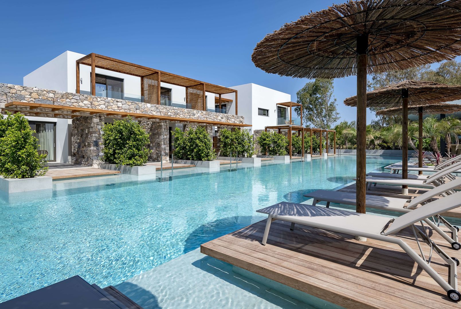 LiggingCaravia Beach Hotel & Bungalows ligt direct aan het zandstrand Marmari Beach