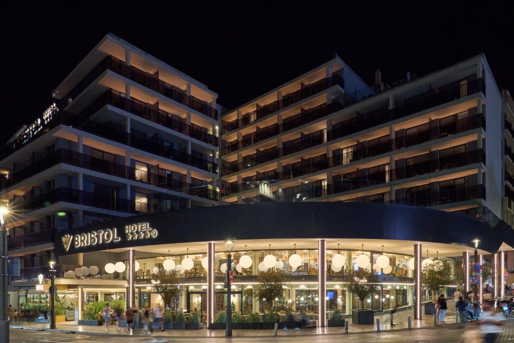 LiggingHet hotel ligt op een paar minuten lopen van het bekende Levante strand en het oude centrum van Benidorm. HotelfaciliteitenGasten kunnen genieten van diverse faciliteiten