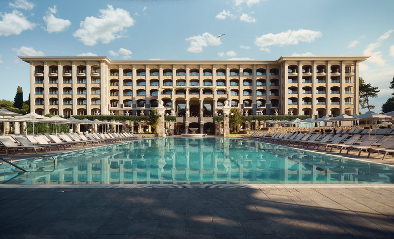 LiggingHet hotel bevindt zich in Sveti Konstantin