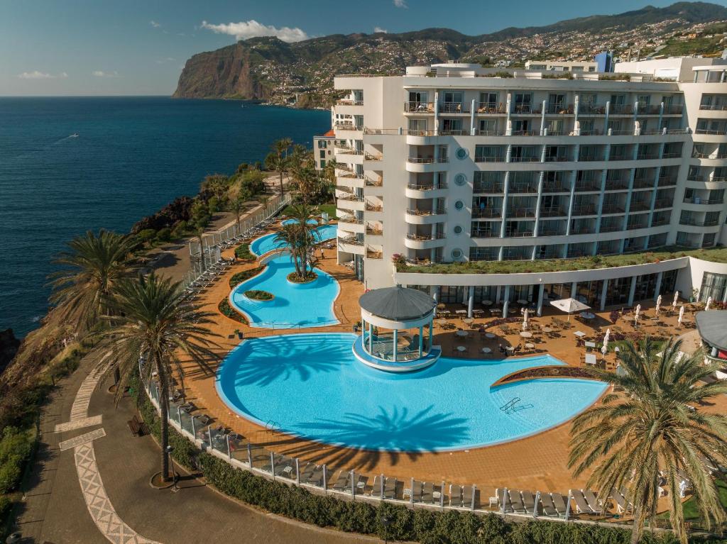 LiggingPestana Grand Premium Ocean Resort ligt op de rotsklif Ponta da Cruz