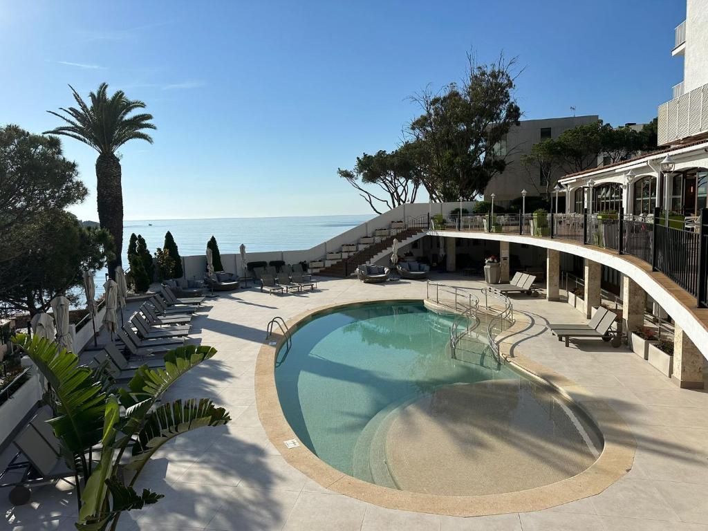 LiggingHet hotel ligt direct in het toeristische centrum van S'agaro en is slechts enkele meter van boetieks