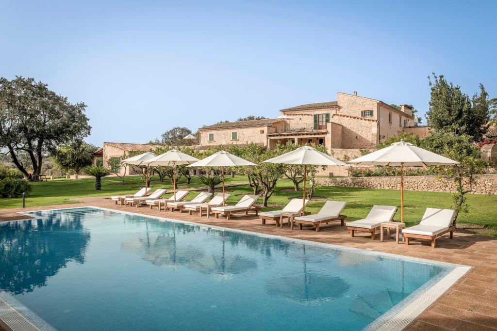 LiggingDit hotel ligt in een rustige buitenwijk van Porreres. Het ligt op ongeveer 5 km van het stadscentrum en op ongeveer 8 km van Villafranca en Felanitx. De ligging is ideaal voor wie wil ontsnappen aan de drukte van de kust: je bent omgeven door velden