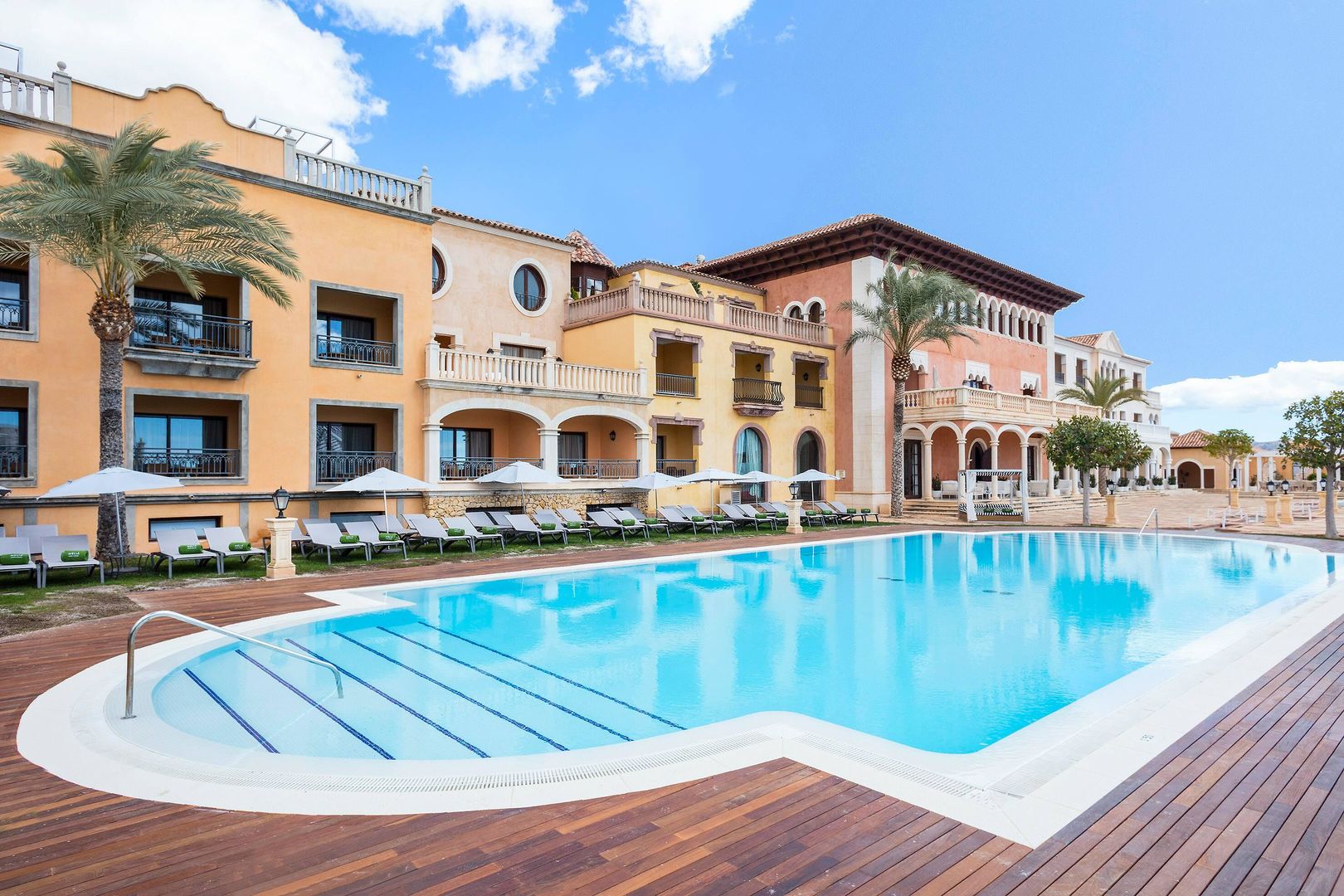 LiggingMeliá Villaitana ligt op ongeveer 5 kilometer van het centrum van Benidorm en op 3 kilometer van het Levante-strand. De rustige locatie biedt een panoramisch uitzicht over de stad en de omliggende bergen