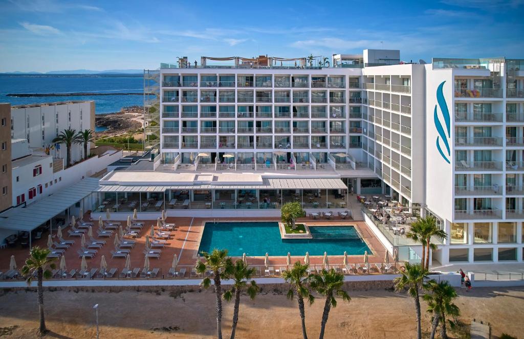 LiggingUniversal Hotel Romántica is gelegen in Colònia de Sant Jordi aan de zuidkust van Mallorca