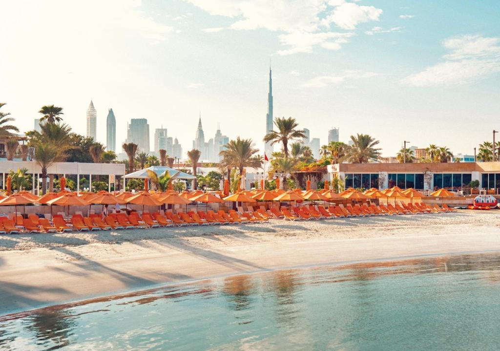 LiggingMarine Beach is een luxe 5-sterrenresort direct gelegen aan een prachtig privé zandstrand. De internationale luchthaven van Dubai bevindt zich op ongeveer 12 kilometer afstand.HotelfaciliteitenBij aankomst treft u een elegante lobby met receptie en zitgedeelte. Marine Beach biedt twee grote zwembaden en een apart kinderbad