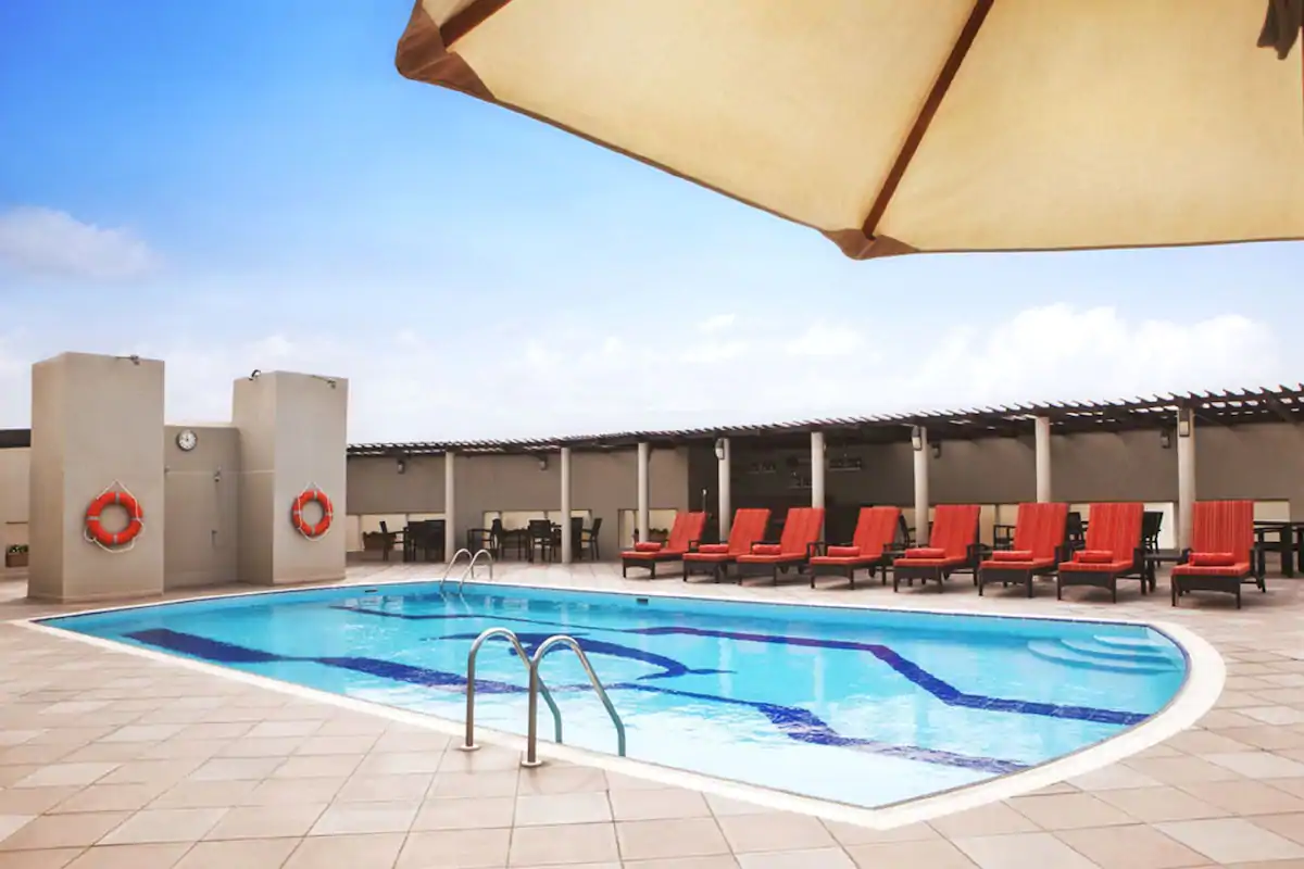 LiggingDit hotel bevindt zich in Satwa