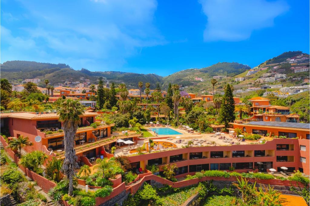 LiggingHet hotel ligt in de badplaats Caniço op Madeira