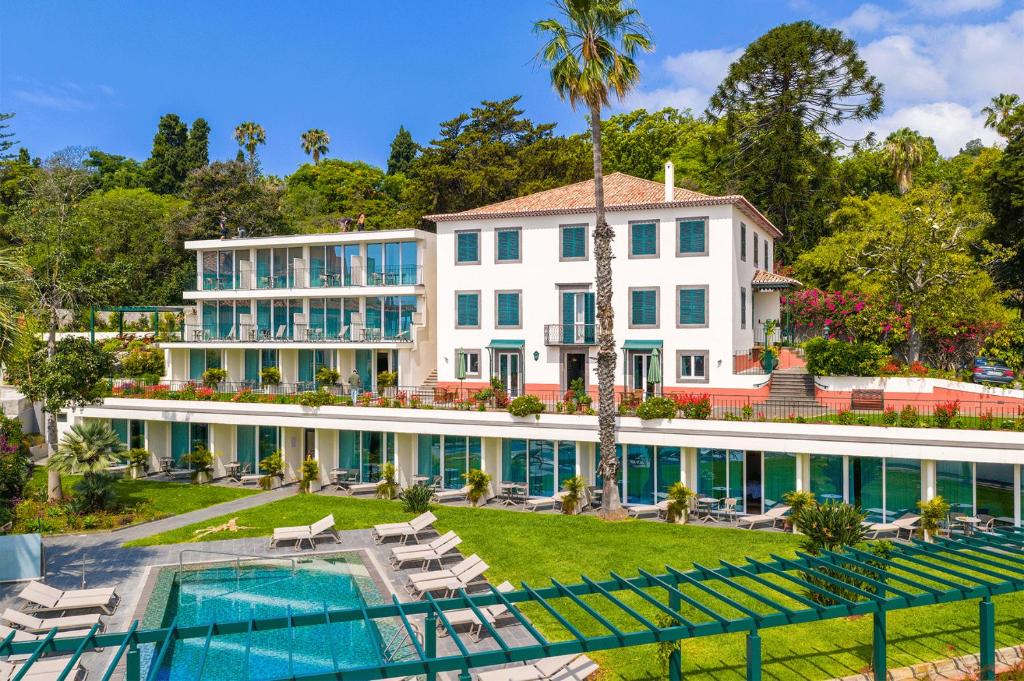 LiggingHet hotel bevindt zich op korte afstand van het centrum van Funchal en is goed bereikbaar vanaf de internationale luchthaven van Madeira (circa 20 minuten rijden). HotelfaciliteitenPestana Quinta do Perestrello beschikt over een buitenzwembad