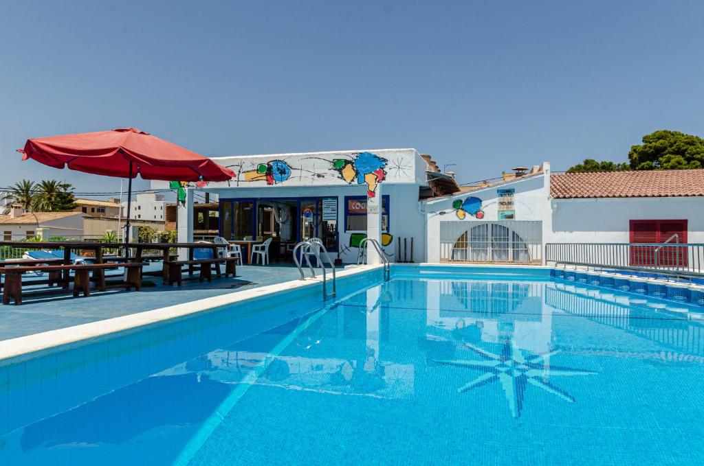 LiggingHotel Gami - Adults Only ligt op ongeveer 700 meter van het zandstrand Son Moll en op korte loopafstand van het centrum van Cala Ratjada. Het hotel bevindt zich in een rustige straat