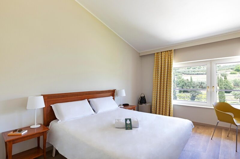 LiggingDit hotel bevindt zich midden in het centrum van Affi.HotelfaciliteitenHet hotel met een lift beschikt over 105 kamers. Het vriendelijke personeel aan de receptie is graag bij alle vragen behulpzaam. Het verblijf is ingericht met een bagagedepot