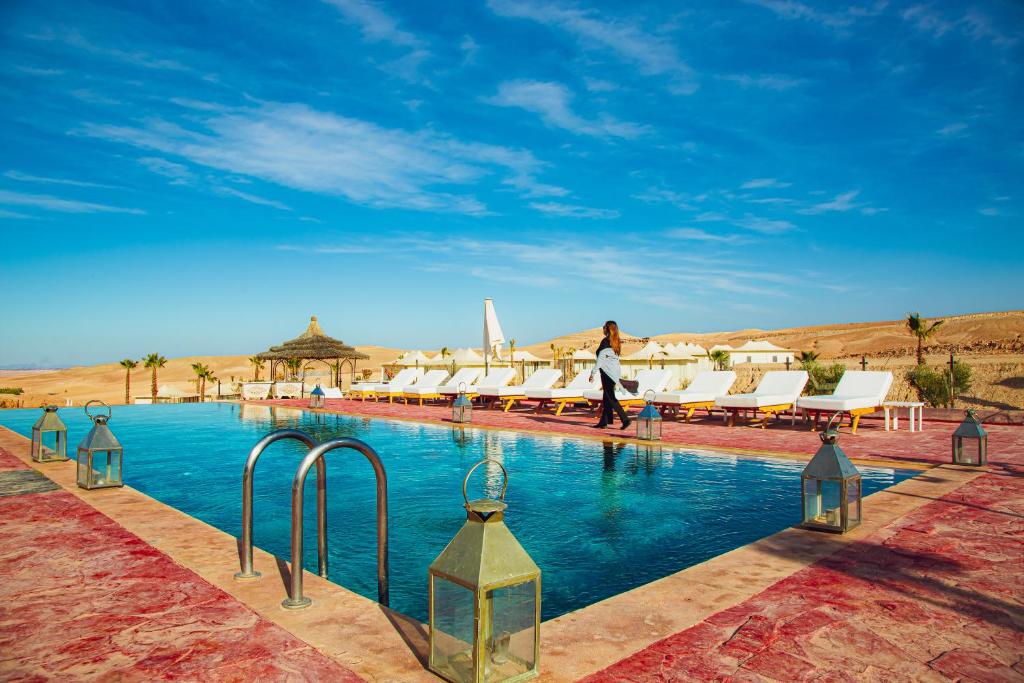 LiggingAgafay Yes We Camps & Spa ligt in de uitgestrekte Agafay-woestijn