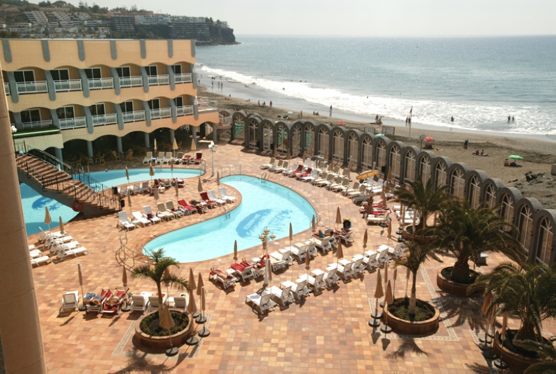 LiggingHotel San Agustín Beach Club ligt direct aan het zandstrand van San Agustín