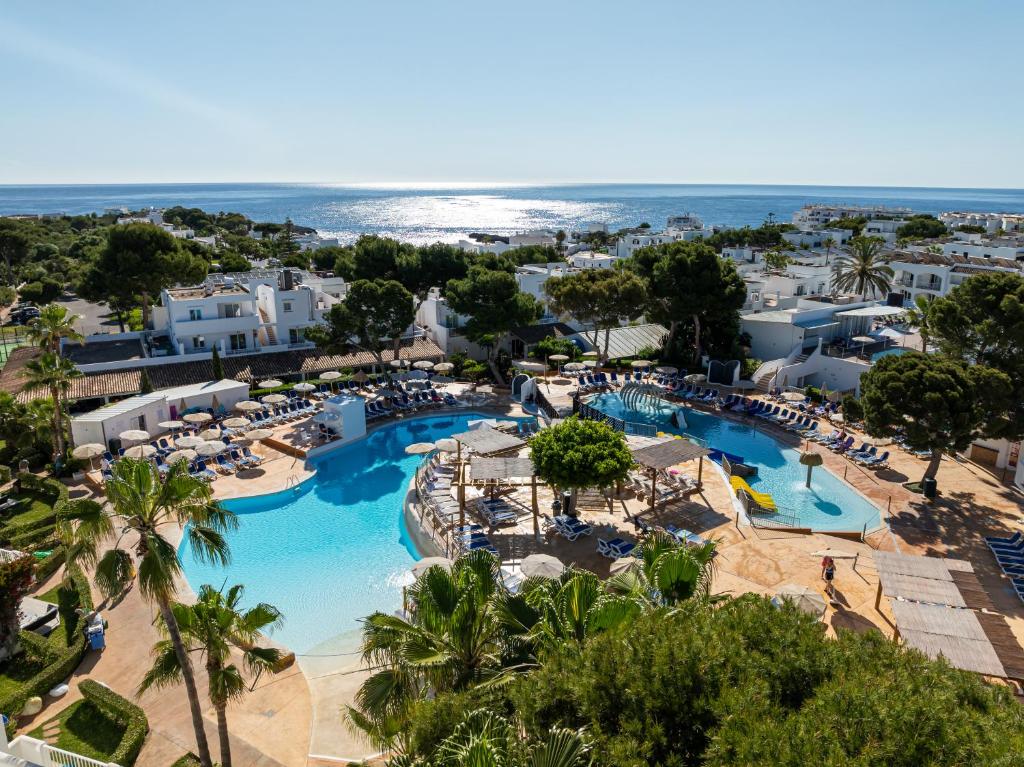 LiggingHotel Club Es Talaial ligt in de badplaats Cala d'Or aan de zuidoostkust van Mallorca