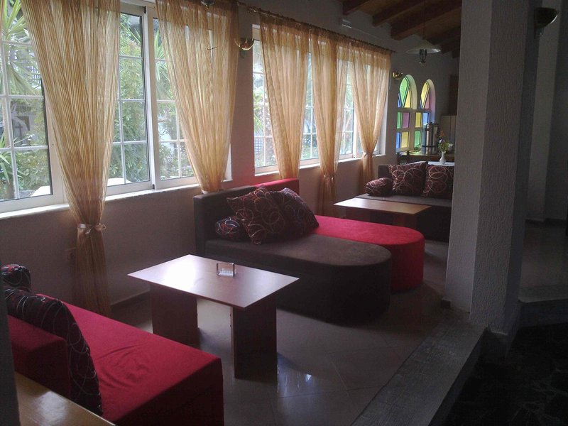 LiggingDit hotel ligt direct aan het zandstrand