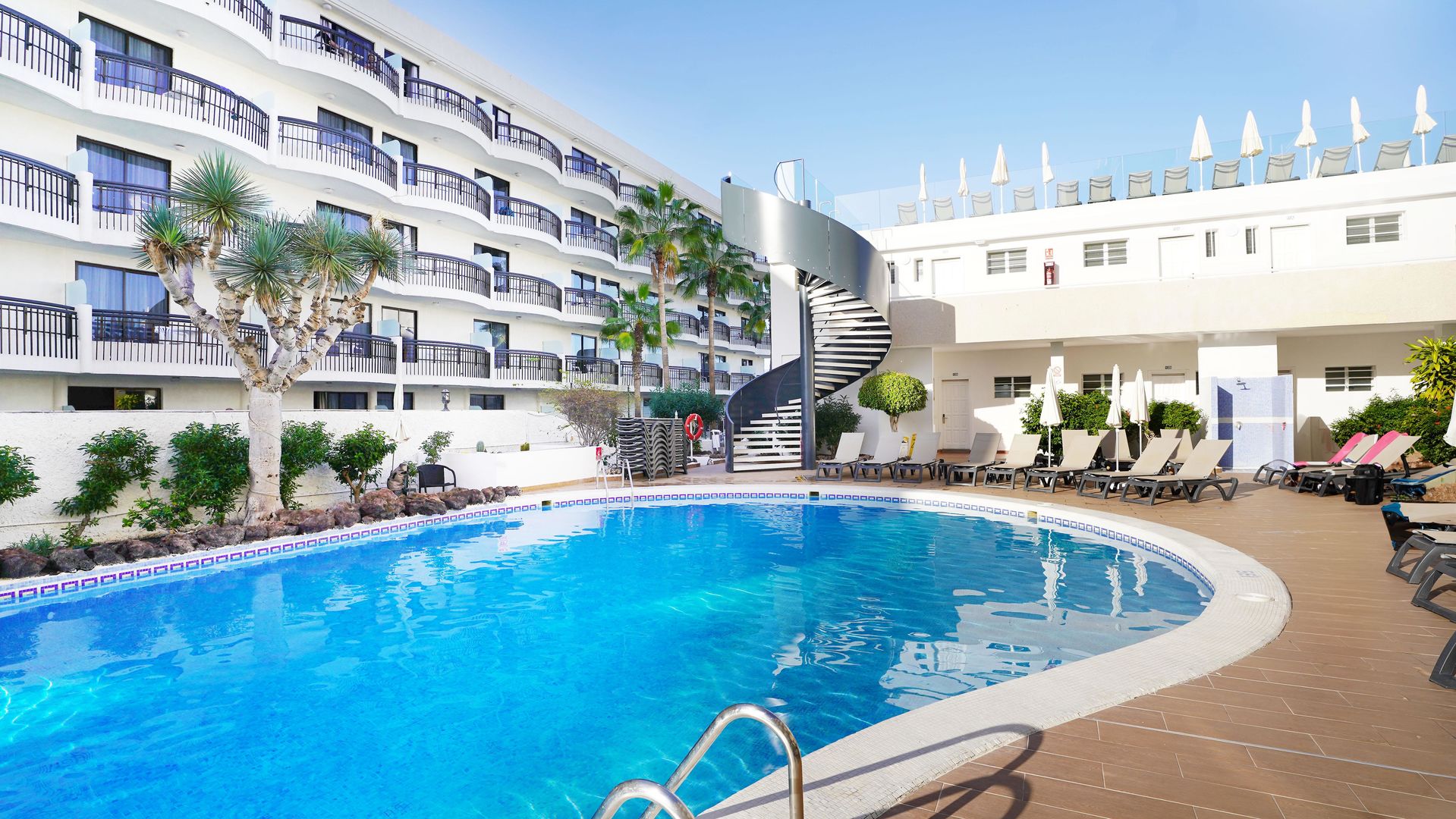 Adults Only (16+)LiggingCoral California bevindt zich in het bruisende centrum van Playa de las Américas