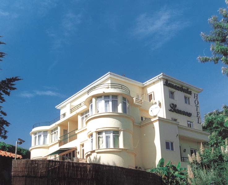 LiggingDit hotel ligt op slechts enkele meters afstand van Casino do Estoril en op ca. 500 m van het strand Tamariz-Estoril. Binnen een straal van ca. 500 m bevinden zich het stadscentrum van Estoril met het treinstation en ander openbaar vervoer