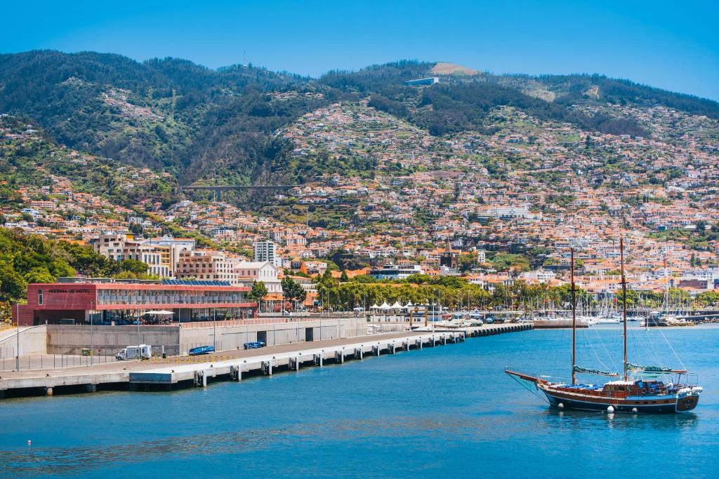 LiggingPestana CR7 Funchal ligt aan zee