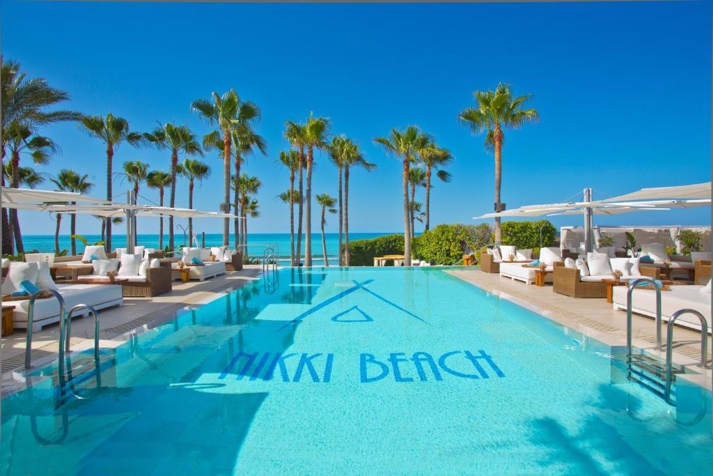 LiggingHotel Don Carlos Resort & Spa ligt direct aan het zandstrand van Elviria aan de Costa del Sol in Marbella