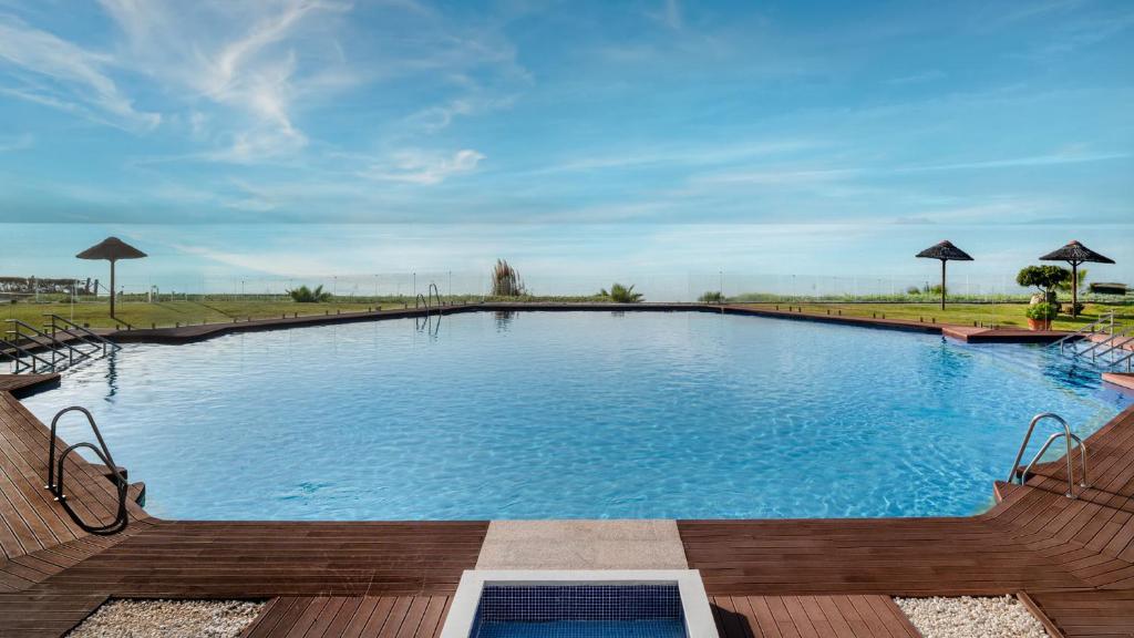 LiggingHotel Las Dunas is een elegant vijfsterrenstrandhotel aan de Costa del Sol in Estepona