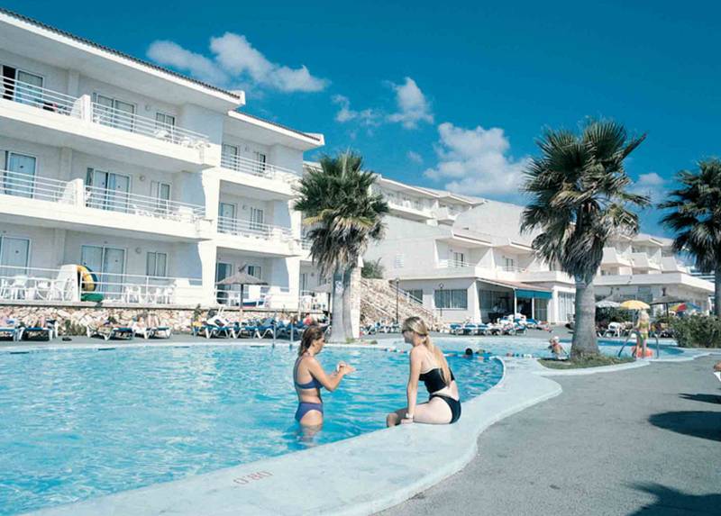 LiggingDit appartementencomplex ligt op ongeveer 400 meter van het strand van Cala Domingos. Dit bereikt u al na 5 minuten lopen. Tal van winkelmogelijkheden