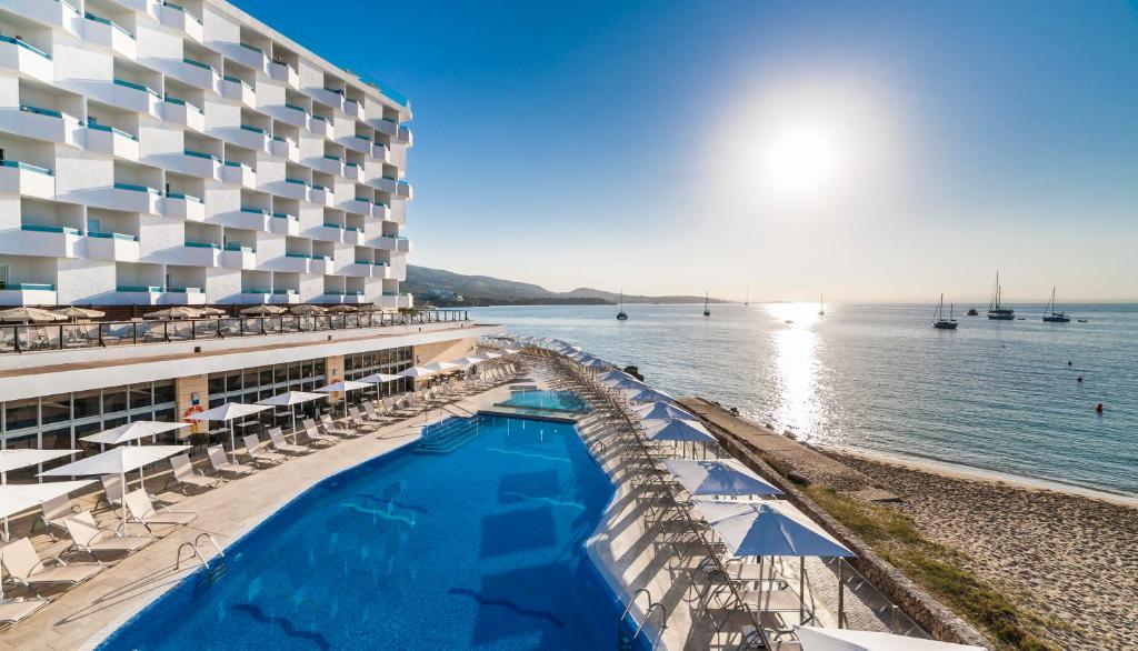 Adults Only ( 18+ )LiggingHotel Globales Santa Lucía is een stijlvol adults-only hotel in Palmanova (Mallorca)