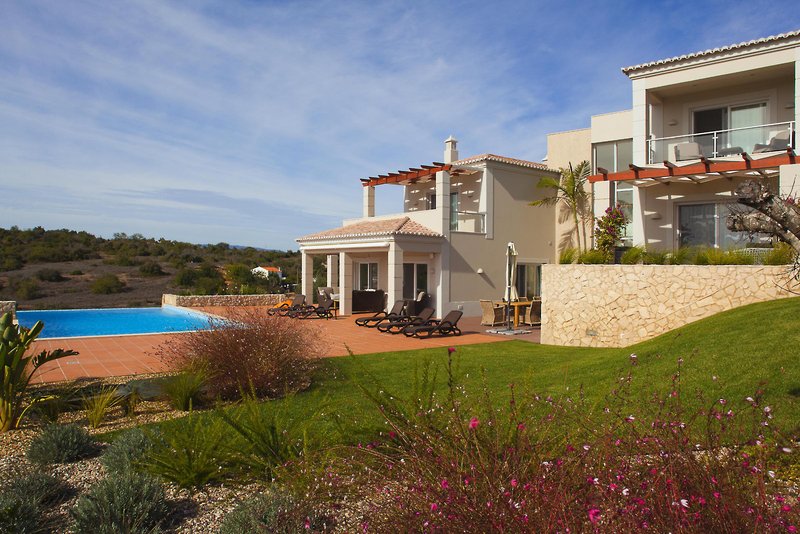 LiggingHet strandhotel heeft een perfecte atmosfeer voor golfliefhebbers en ligt in Carvoeiro.HotelfaciliteitenOvernachten kunnen gasten in een van de 250 kamers. 24/24 staat de gasten Engelstalig personeel aan de receptie met raad en daad bij