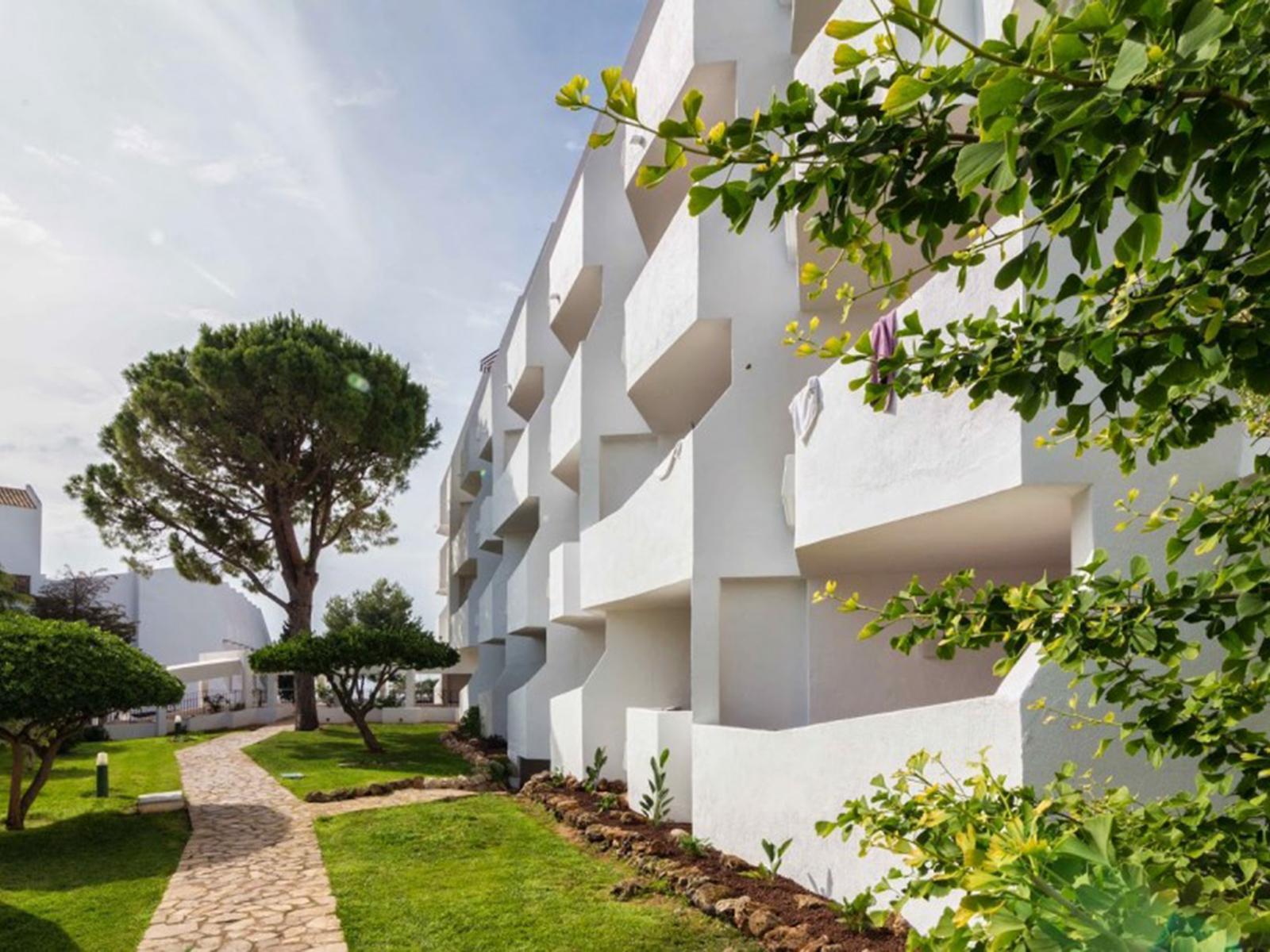 LiggingHet gebouw bevindt zich in de eerste rij gebouwen aan het strand