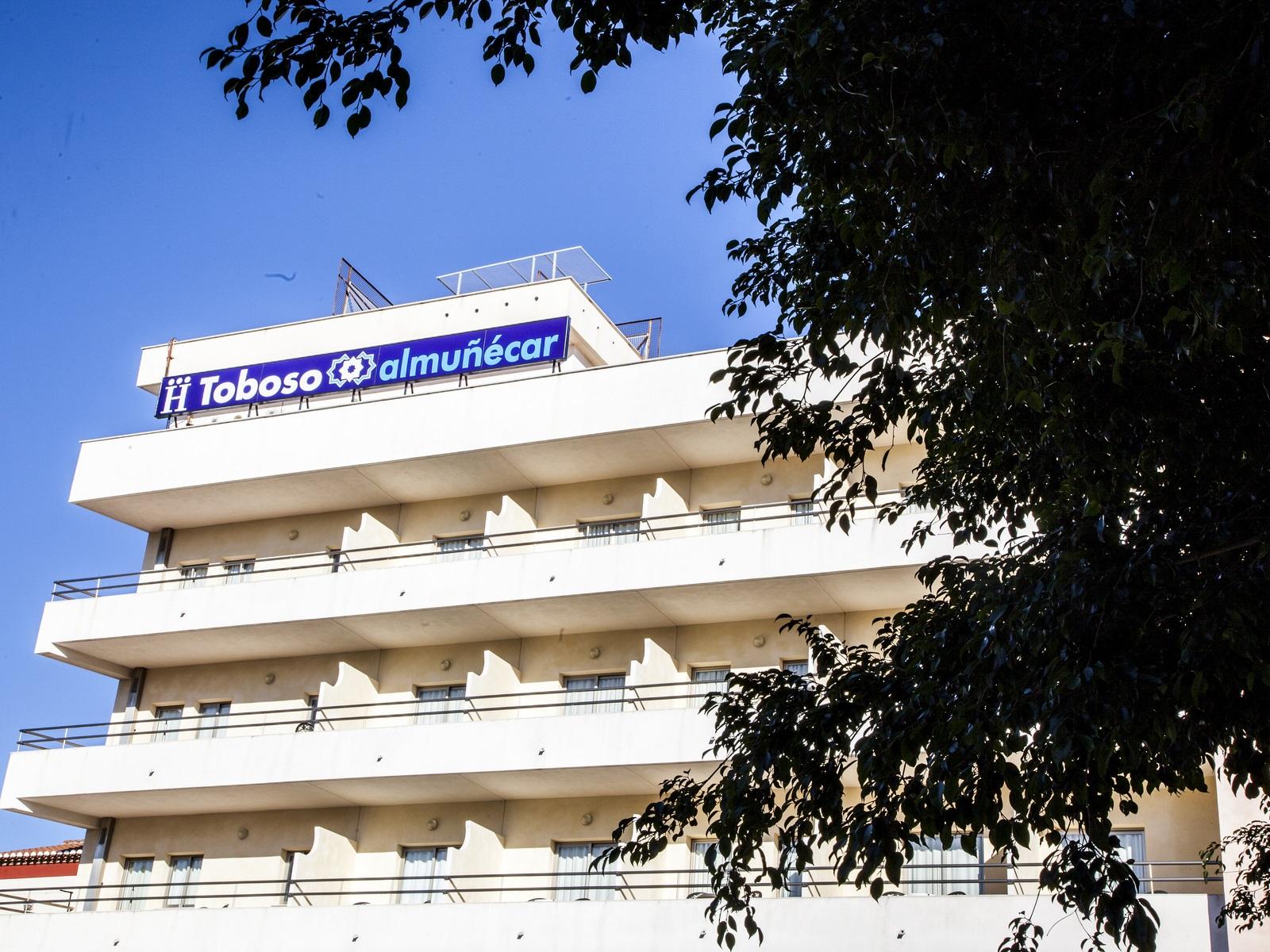 LiggingDit hotel bevindt zich dichtbij het centrum van Almunecar. In de omgeving van het hotel vindt u tal van winkel- en amusementsmogelijkheden en een verbinding met het openbaar vervoer. Het strand bevindt zich op ongeveer 400 meter afstand. De luchthaven van Malaga ligt op ongeveer 80 kilometer afstand van het hotel. HotelfaciliteitenDe 39 tweepersoonskamers zijn verdeeld over 4 verdiepingen en zijn met een lift bereikbaar. Bij de 24-uurs receptie in de ontvangstruimte worden de gasten door meertalig personeel hartelijk begroet. In- en uitchecken uur kan 24 uur per dag. Tot de faciliteiten van het verblijf behoren een garderobe