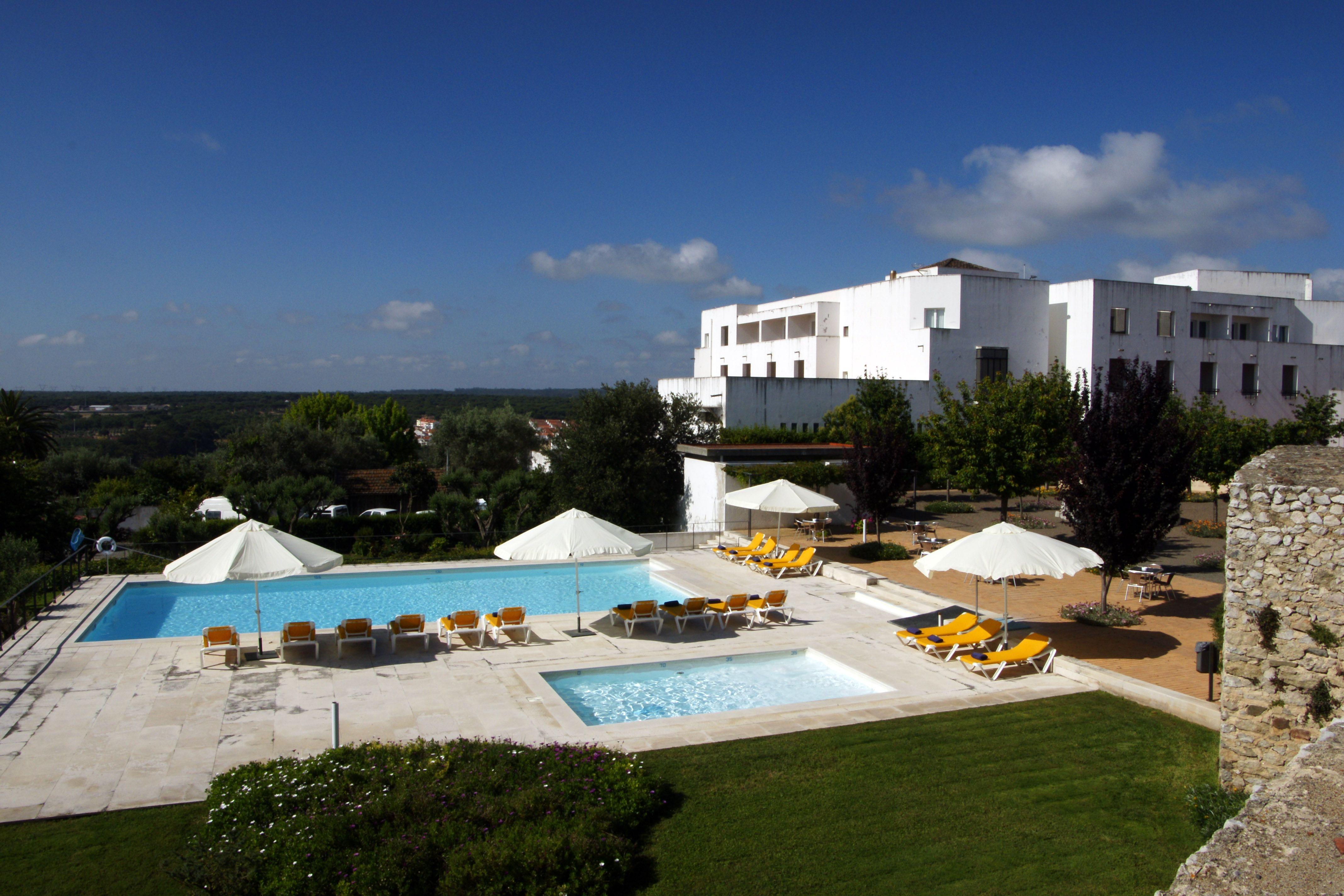 LiggingDe kleine hotel bevindt zich in de burcht van Alcácer do Sal. De plaats is niet ver van Lissabon verwijderd. Vanuit het hotel heeft u een prachtig uitzicht op de rivier de Sado. HotelfaciliteitenHet hotel biedt op 4 verdiepingen 2 suites en 33 tweepersoonskamers die met een lift bereikbaar zijn. 24/24 staat de gasten meertalig personeel aan de receptie met raad en daad bij