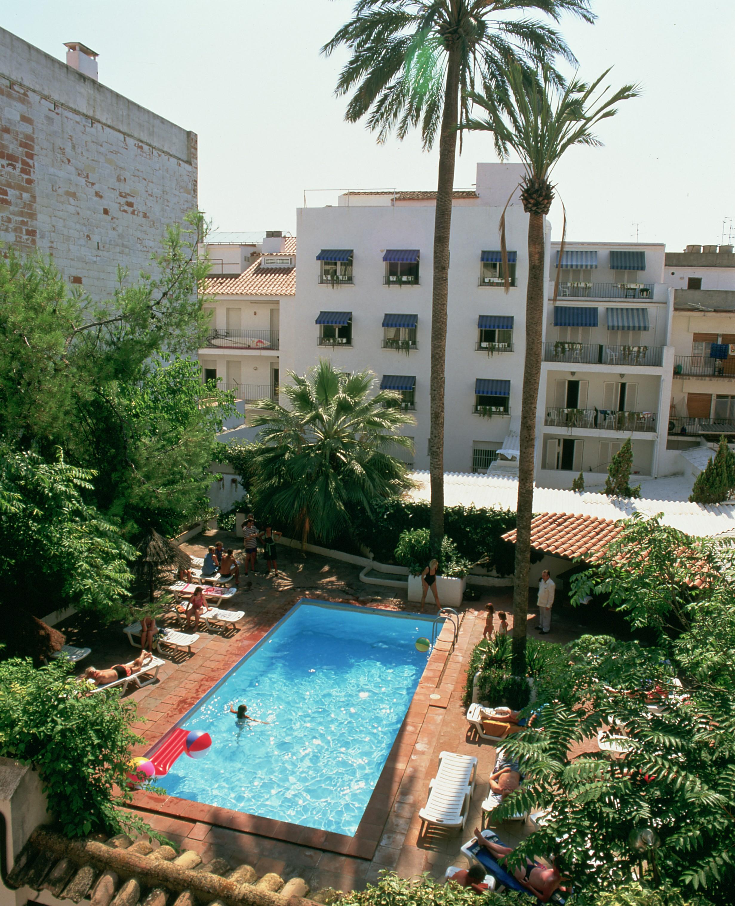 LiggingHet hotel ligt vlakbij het stadscentrum van Sitges Vlak in de buurt van het hotel is er een discotheek
