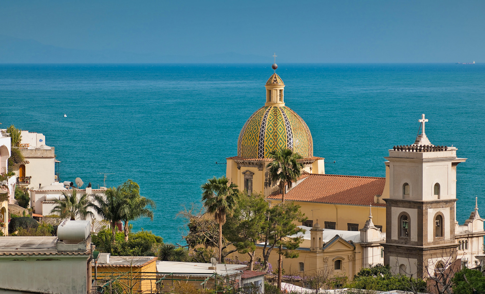 LiggingDit hotel uit de hogere middenklasse ligt ongeveer 2 kilometer van het strand