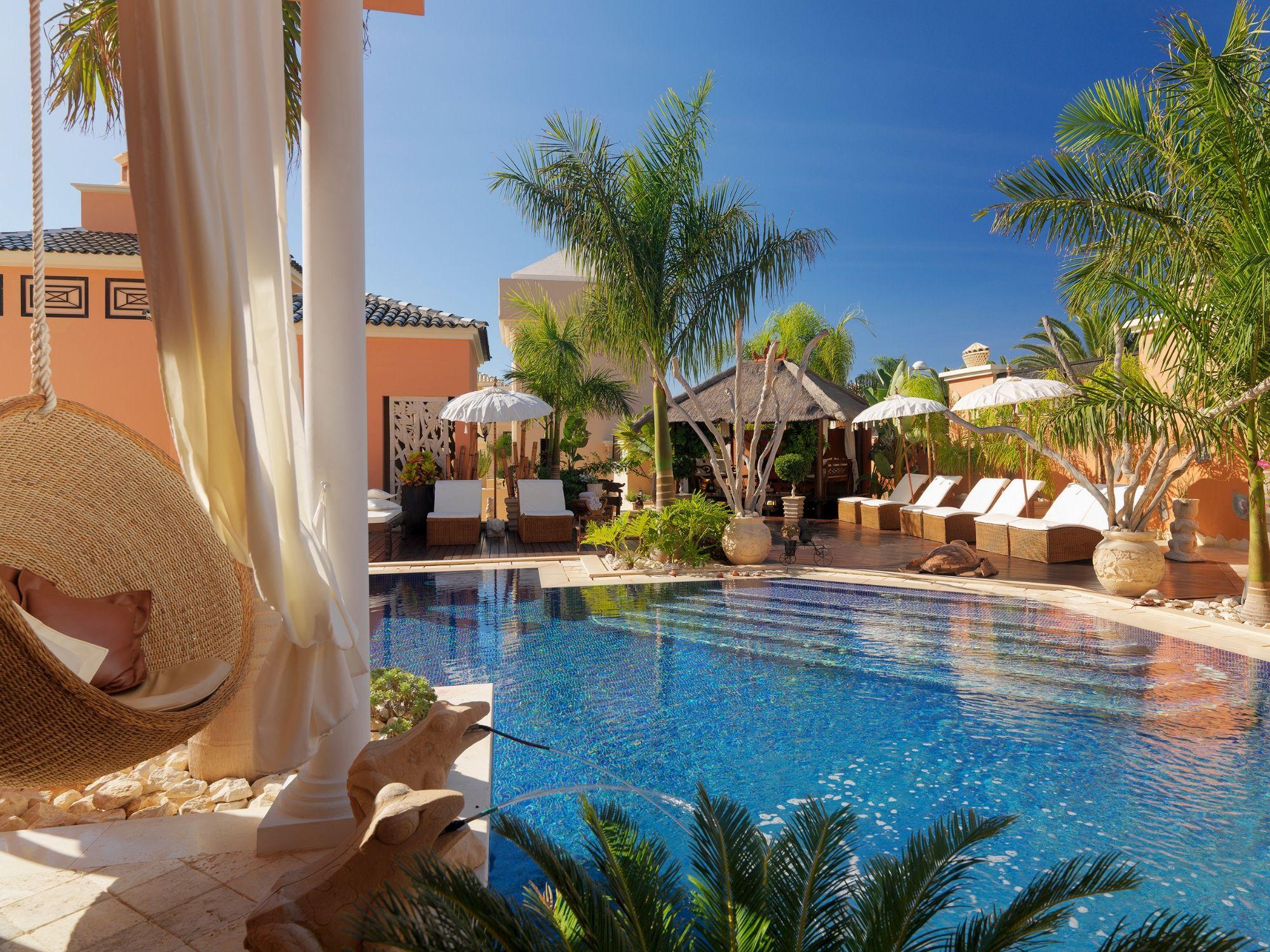 LiggingHotel Royal Garden Villas & Spa ligt in het zuidwesten van Tenerife