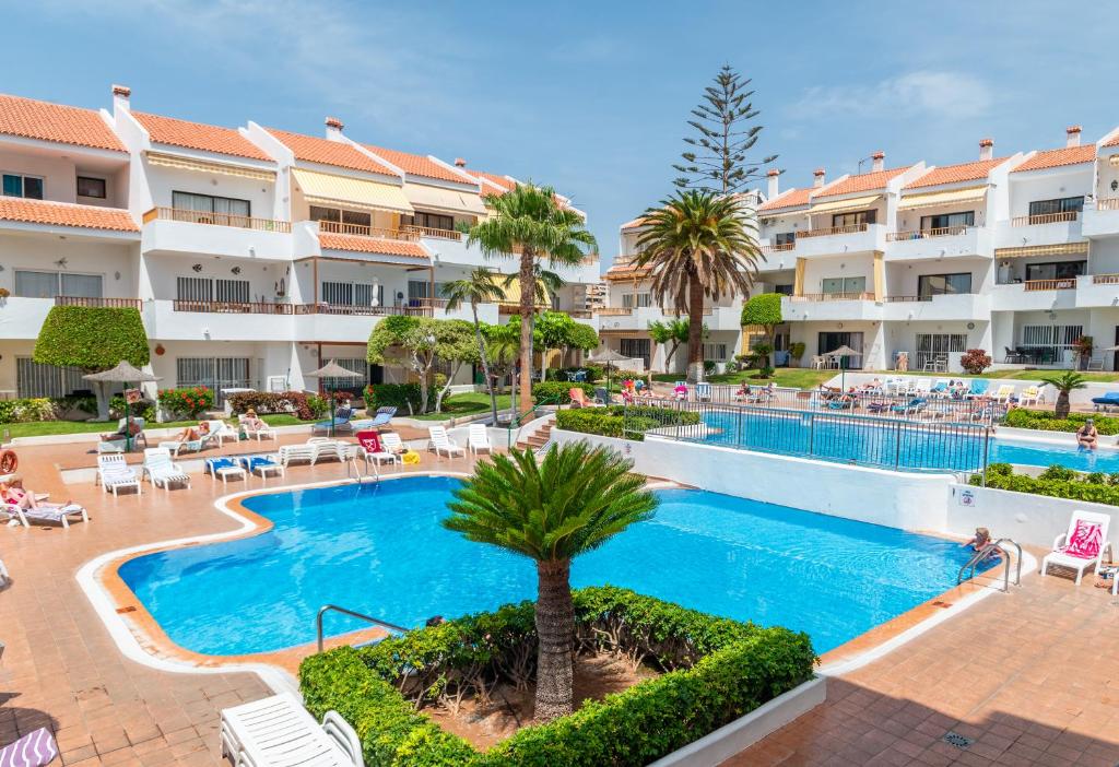 LiggingHet aparthotel HG Cristian Sur ligt in het levendige centrum van Los Cristianos op Tenerife