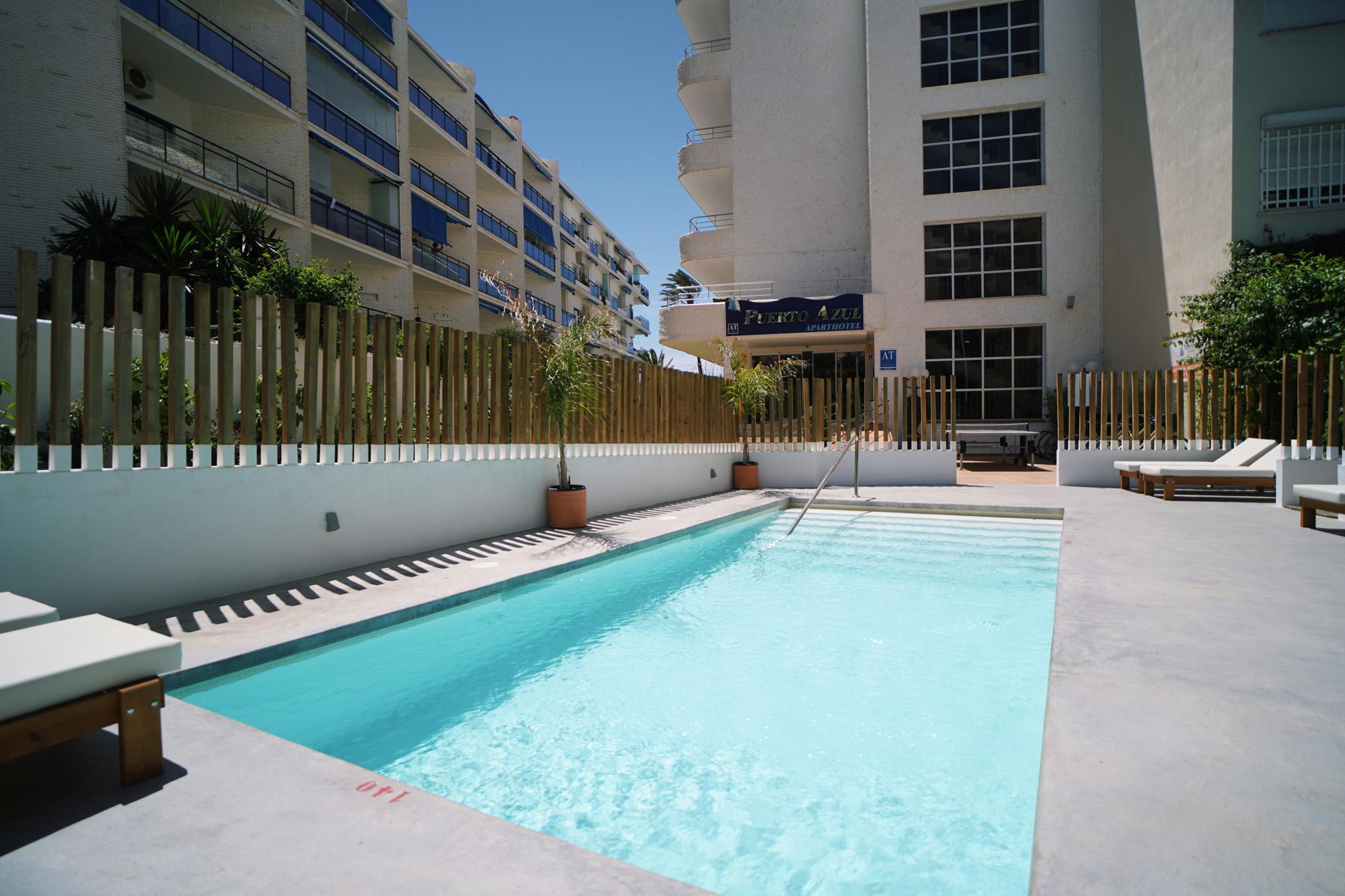 LiggingAparthotel Puerto Azul ligt direct aan de boulevard van Marbella aan de Costa del Sol