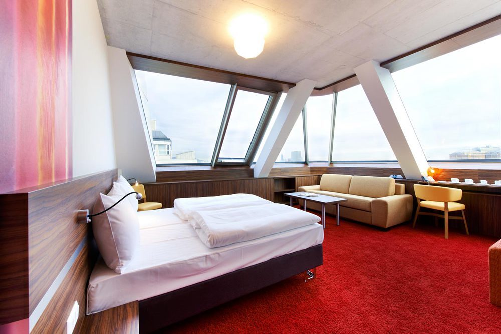 LiggingDit hotel heet de gasten in Wenen welkom. HotelfaciliteitenHet hotel beschikt over 90 kamers en over een lift. Aan de receptie in de ontvangsthal staat meertalig personeel met raad en daad bij. Tot het serviceaanbod behoren een bagagedepot