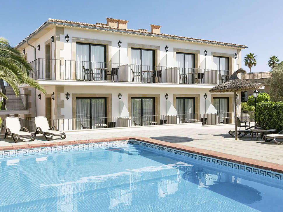 LiggingDe voormalige boerderij ligt op ca. 7 km van het strand vandaan en ligt in het zuidelijke