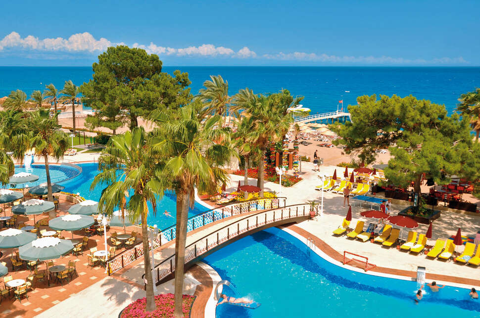 LiggingHet hotel ligt direct aan het strand van Göynük. Het hotel ligt op loopafstand van winkels en restaurants en op slechts 15 minuten rijden van Kemer.HotelfaciliteitenGeniet van een zwembad met glijbanen