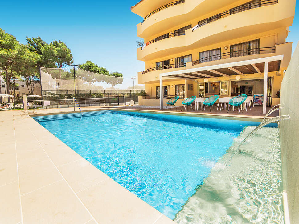 LiggingHet Petit Garden Hotel by Flacalco bevindt zich in het rustigere deel van Cala Ratjada aan de oostkant van Mallorca. Via een korte wandeling of bus-/autorit zijn strand en stad goed bereikbaar. HotelfaciliteitenIn 2022 werd het hotel gerenoveerd. Het hotel is kleinschalig opgezet met slechts 24 kamers