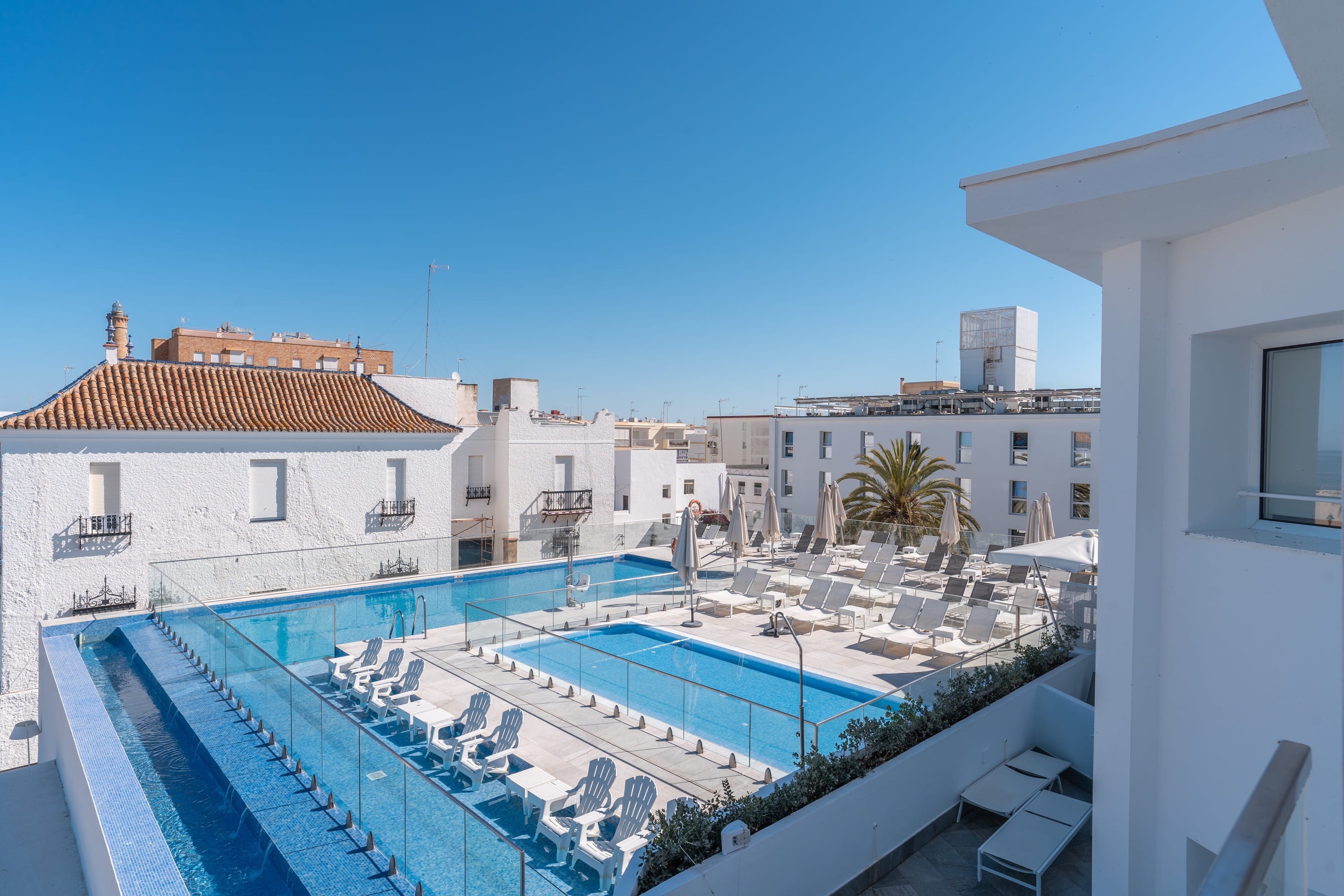 LiggingHotel Agaró Chipiona ligt direct aan de boulevard tegenover het brede zandstrand van Playa de la Regla in Chipiona