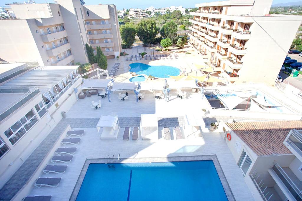 LiggingBJ Playamar Hotel & Apartamentos is gelegen in S'Illot op Mallorca