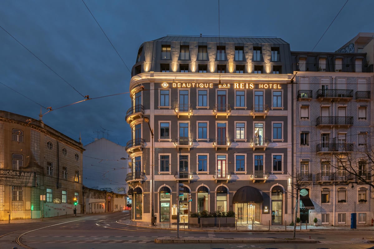 LiggingDos Reis ligt aan de Avenida Almirante Reis in Lissabon