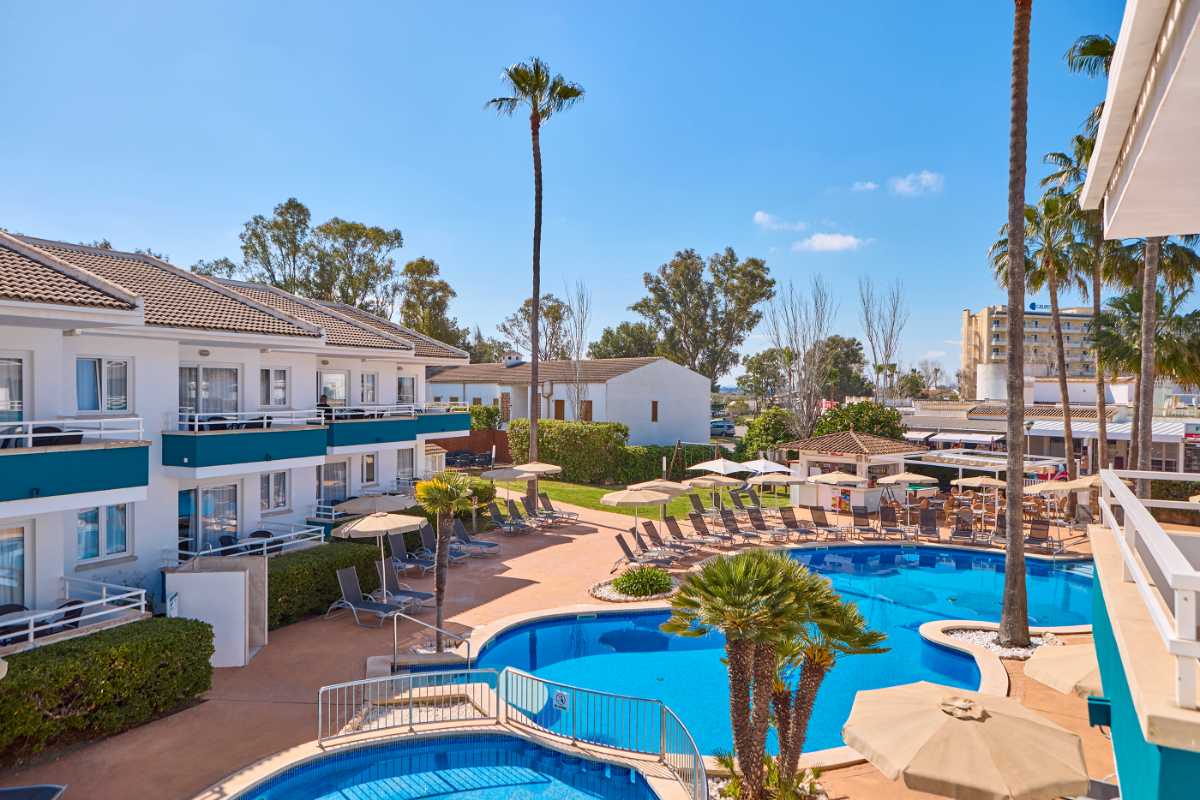 LiggingUniversal Aparthotel Elisa is gelegen in het rustige en groene Playa de Muro