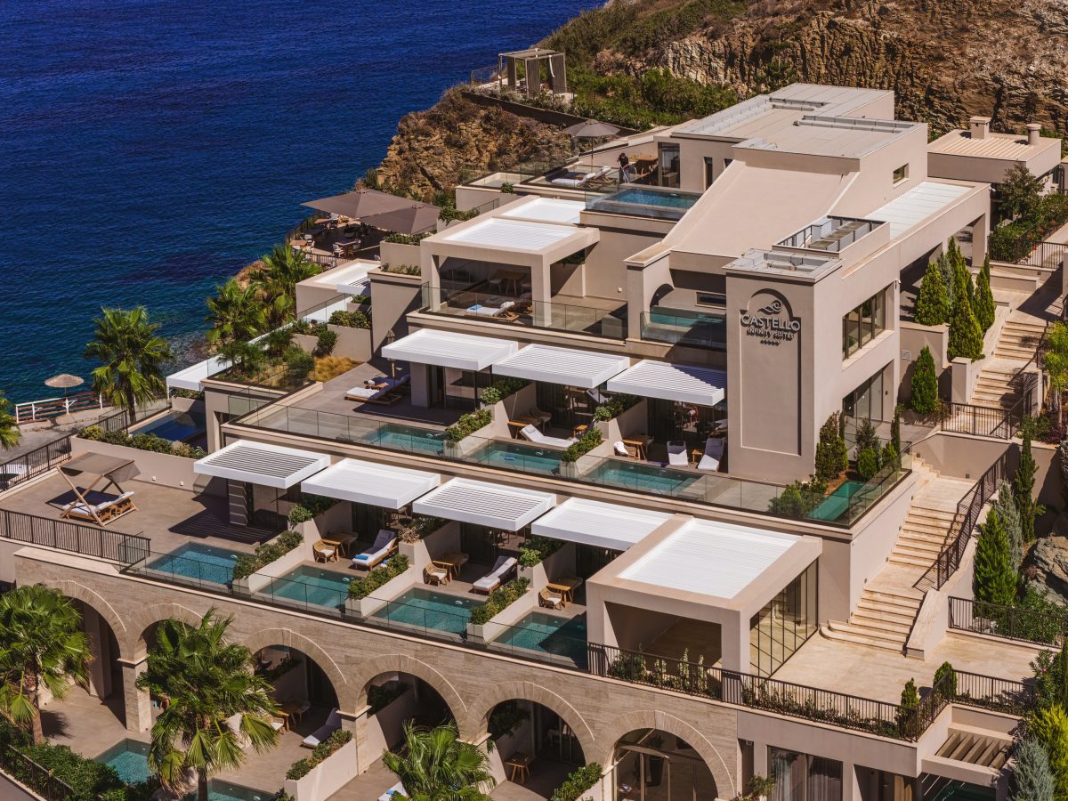 LiggingCastello Infinity Suites ligt direct aan het zandstrand van het schilderachtige Agia Pelagia aan de noordkust van Kreta