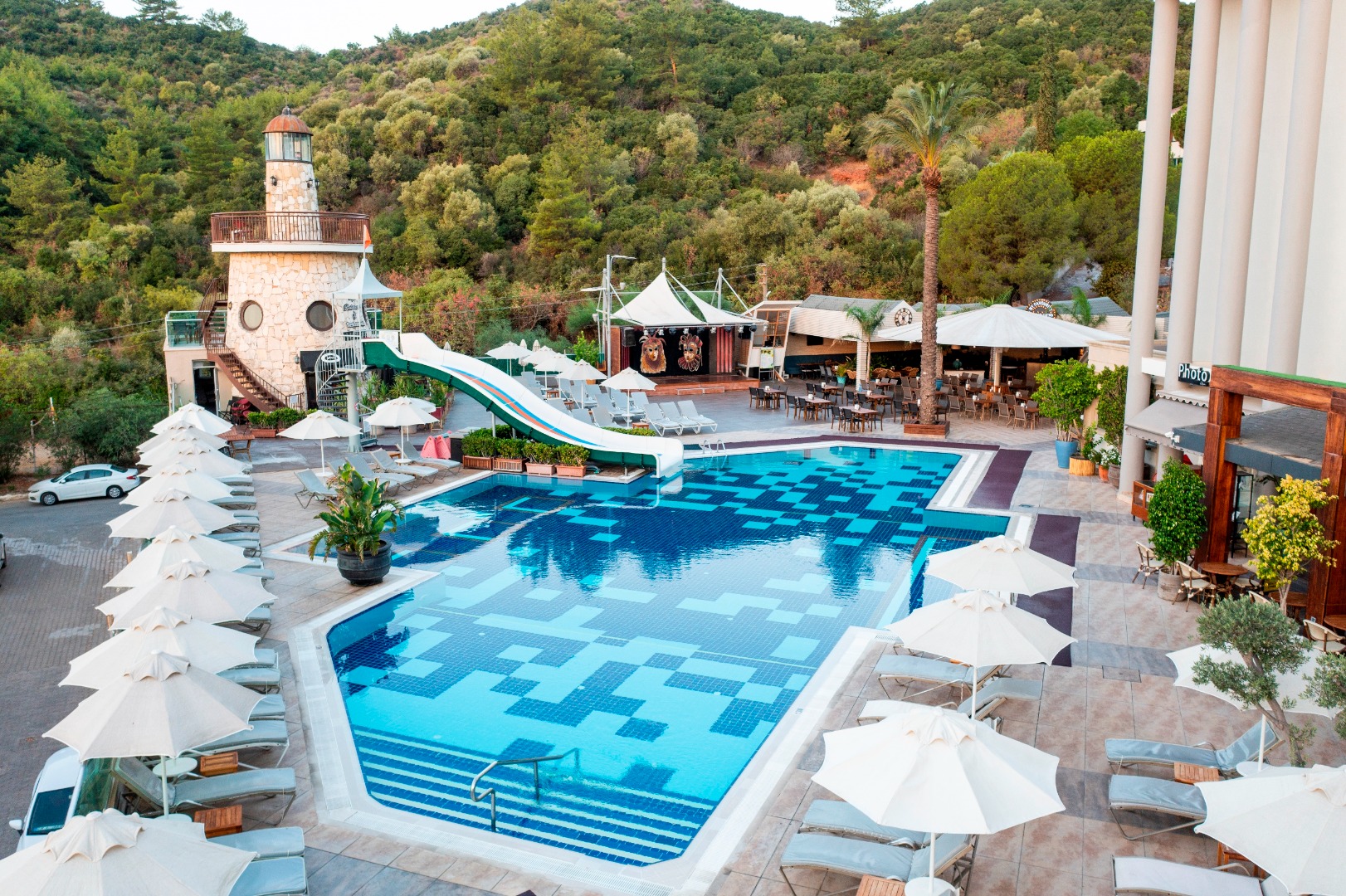 LiggingHet hotel bevindt zich op slechts 15 minuten lopen van het openbare strand van Marmaris. Populaire bezienswaardigheden in de buurt van de accommodatie zijn Aqua Dream Water Park